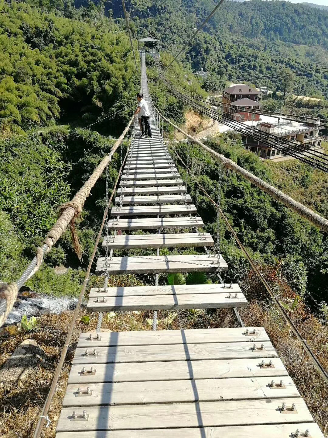 木質(zhì)吊橋搭建地點(diǎn)應(yīng)如何選擇？